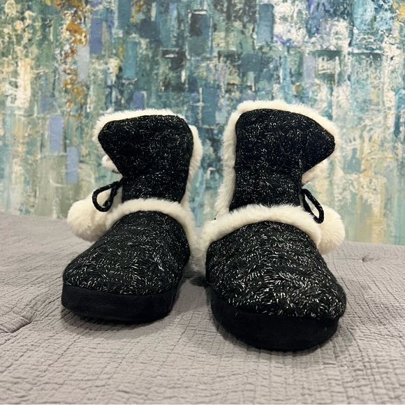 CHINESE LAUNDRY SZ SM 5/6 BLACK & WHITE POM POM PLUSH & KNIT SLIPPER BOOTS NWOT - Picture 3 of 8